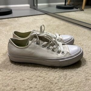 All white women’s low top converse (very good condition)